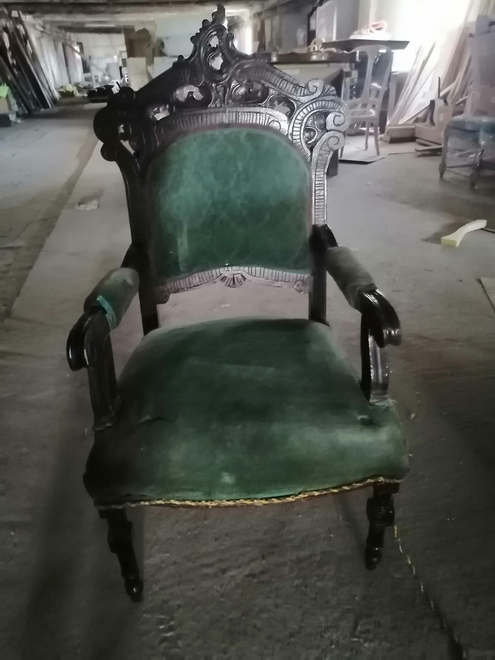 Scaun vechi recondiționat și salvat de la gunoi, readus la viață prin tapițare în atelierul Recondiționări by Ana