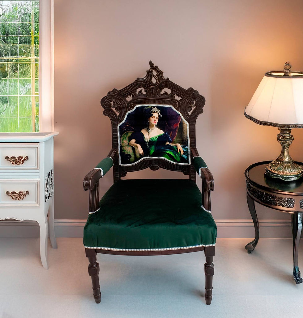 Scaun recondiționat tapițat cu catifea verde și spătar imprimat, integrat într-un decor elegant – proiect final Recondiționări by Ana.