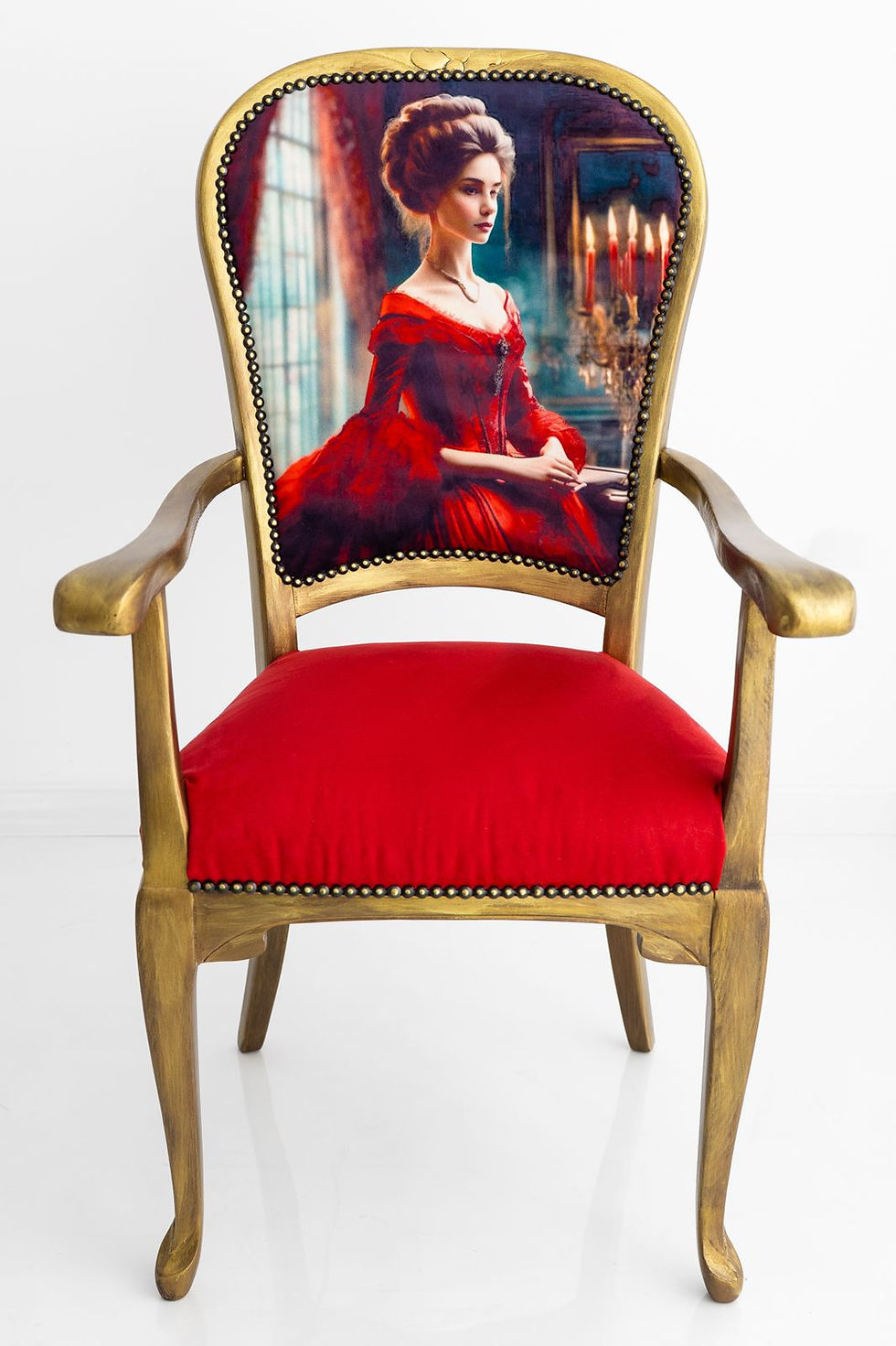 Scaun recondiționat și tapițat cu material imprimat digital creat în atelierul Recondiționări by Ana, decorat cu portret feminin în nuanțe de roșu.