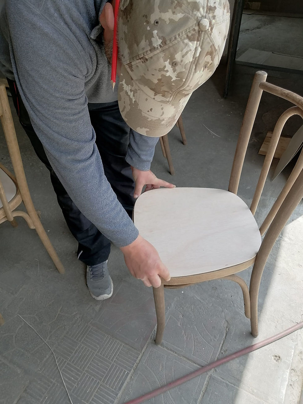 Montarea șezutului nou pe structura unui scaun recondiționat, în atelierul Recondiționări by Ana.