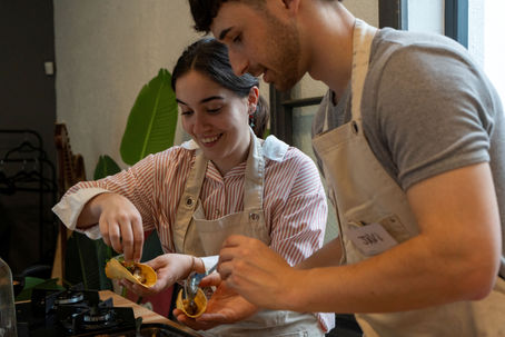 personas cocinando juntas