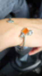 Bracelet jonc Argent et Cornaline sur poignet