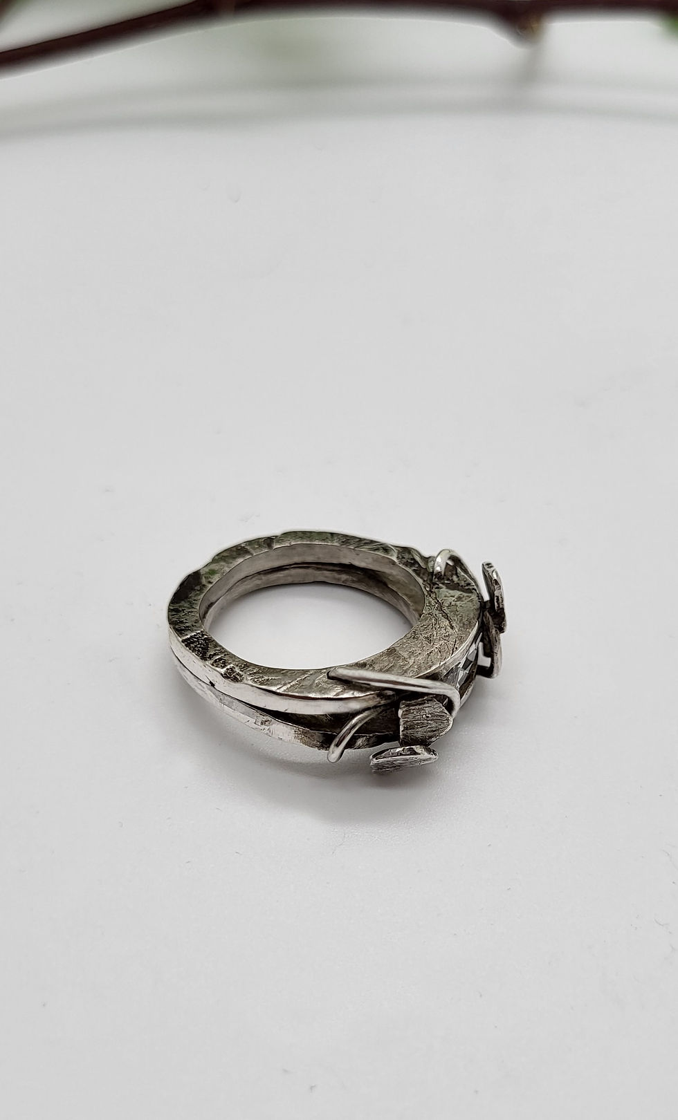 Bague argent et cristal vue trois quart
