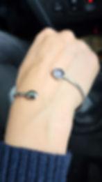 Bracelet argent et pierre de lune sur poignet