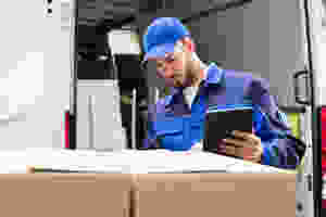 equipe externa de logística utilizando apontamento eletronico para checar pacotes