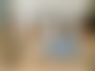 Grupo de profesionales sonriendo en una oficina de estilo nórdico mientras revisan estrategias de SEO AI en sus laptops sobre una mesa de madera clara.