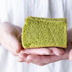 緑色の抹茶シフォンをそっと両手でもつ