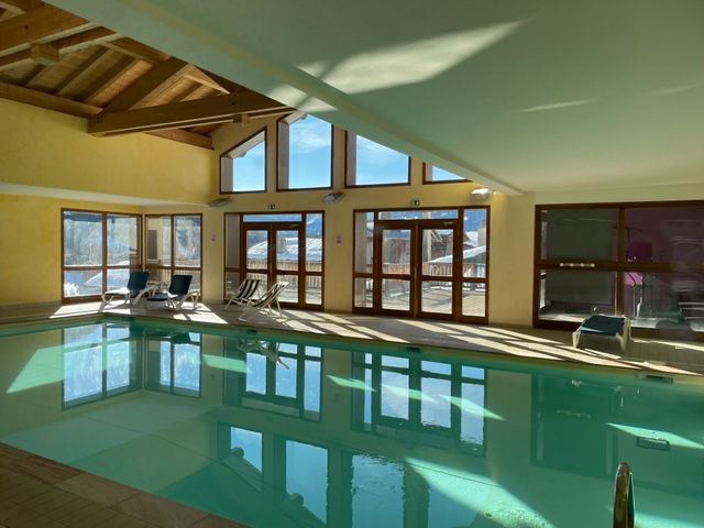 Piscine intérieure chauffée et salle de sport
