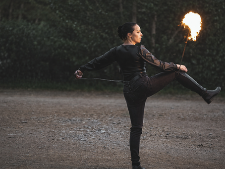 Coulisses de la préparation d'un spectacle de feu de la Compagnie Azula en Vendée