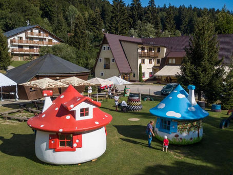 Hotel a prova di bambini: dormire nella casa di un puffo