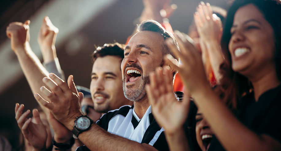 Supporters enthousiastes célébrant un événement sportif solidaire organisé par Goal 2 Kids, G2K, Goal2kids