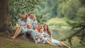 Séance photo famille en extérieur en Haute-Savoie capturant des moments naturels en famille