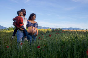 Photographe grossesse en Haute-Savoie : des séances photo grossesse en extérieur pour sublimer votre maternité