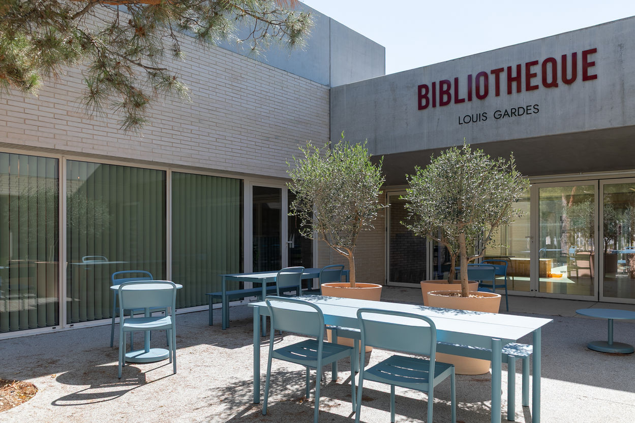 Mathilde Lebreuil Photographe d'Architecture - Marseille - Studio Aimée Mario - Médiathèque Saint Victoret - luminaire muuto - suspension honoré