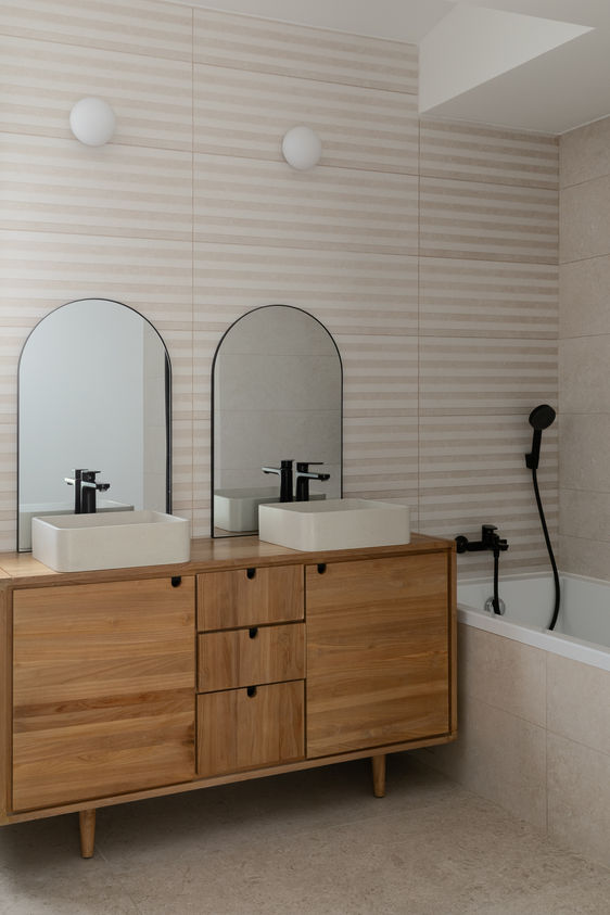 MATHILDE LEBREUIL photographe d'architecture  à Marseille - marie parez architecte - Mobilier sur mesure - béton ciré - escalier béton ciré - chêne - chaise thonet