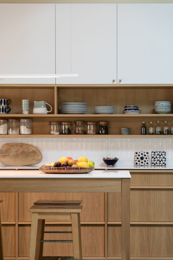 Mathilde Lebreuil - photographe d'architecture et intérieurs Marseille PACA  -  Atelier Samuel Lefebvre Architecture - Architecte du patrimoine - cuisine sur-mesure - chêne - plan de travail Corian 