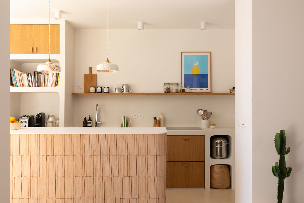 Mathilde Lebreuil Photographe d'Architecture - Photographe d'intérieur - Marseille - Un jour d'avril - cuisine chêne Febbo - luminaires Enamoura - Verrière - cuisine maçonnée