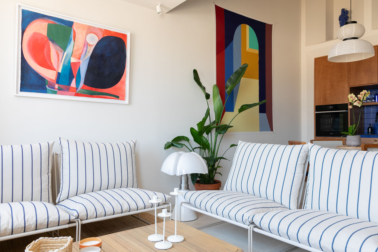 Mathilde Lebreuil photographe architecture marseille regain architecture - petit intérieur - crédence carreaux bleus - cuisine sur mesure bois