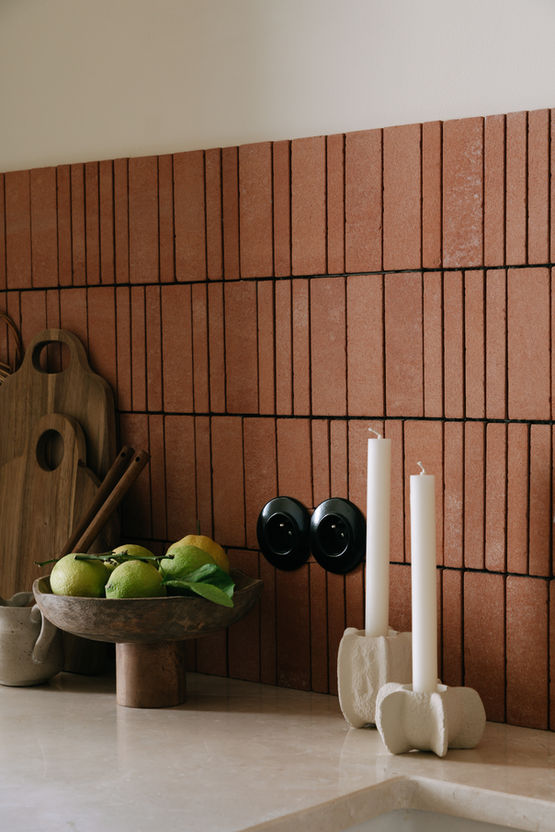Mathilde Lebreuil - Photographe d'architecture et intérieurs - Studio Maar - Marie Monchalin - Rénovation d'un appartement rue Jules moulet à Marseille 13006. Crédence terre cuite, cuisine bois