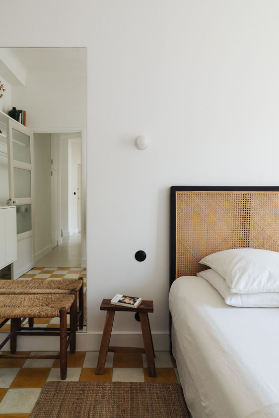 rénovation d'un appartement à Marseille par Intérieur Intérieur - cuisine mosaïque - sol damier - mobilier vintage - photographié par Mathilde Lebreuil