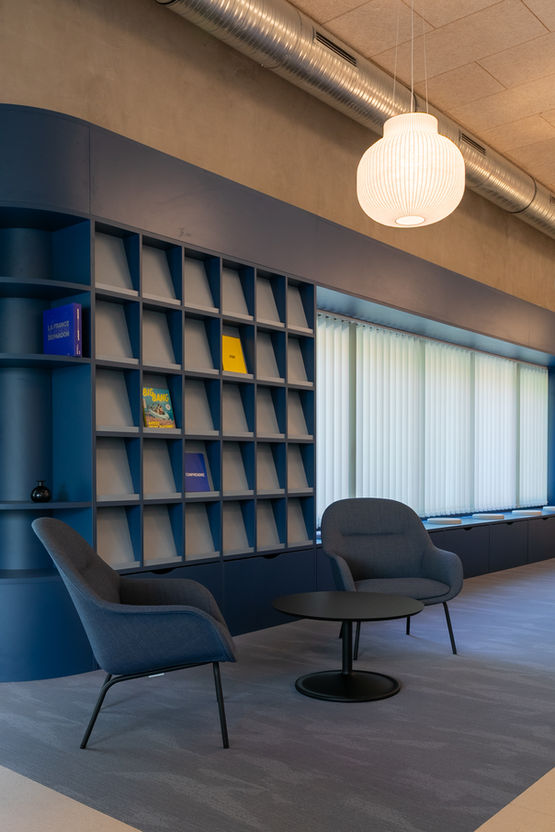 Mathilde Lebreuil Photographe d'Architecture - Marseille - Studio Aimée Mario - Médiathèque Saint Victoret - luminaire muuto - suspension honoré