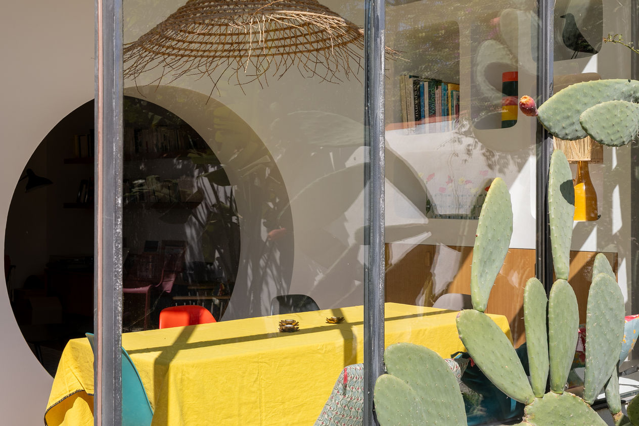 Mathilde Lebreuil Photographe d'Architecture - Photographe d'intérieur - Marseille - Un jour d'avril - cuisine chêne Febbo - luminaires Enamoura - Verrière - cuisine maçonnée