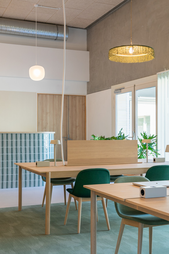Mathilde Lebreuil Photographe d'Architecture - Marseille - Studio Aimée Mario - Médiathèque Saint Victoret - luminaire muuto - suspension honoré