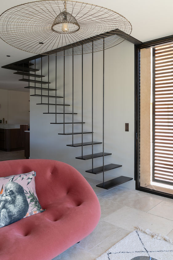 Mathilde Lebreuil Photographe d'Architecture - Oppède le vieux - Bussi Architecture - Rénovation mas provençal - calade en pierre - pergola - ferronnerie - Margaux Keller - aménagement paysager - lavande et olivier