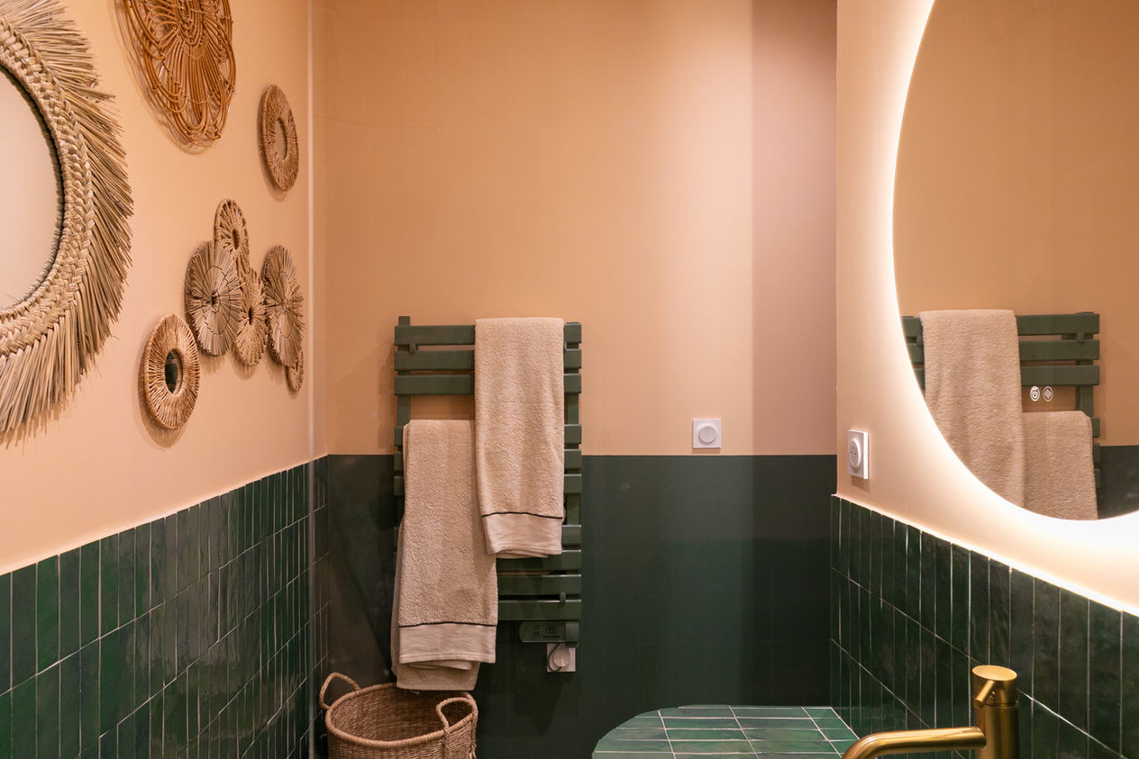 Mathilde Lebreuil photographe architecture marseille regain architecture - petit intérieur - crédence carreaux bleus - cuisine sur mesure bois