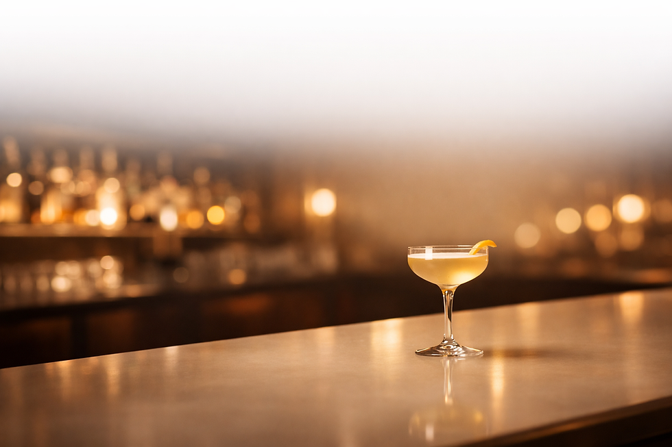 Elegant cocktail bar atmosphere with glass in the background representing an immersive cocktail experience for events and workshops in Brussels – Boulevard du Cocktail