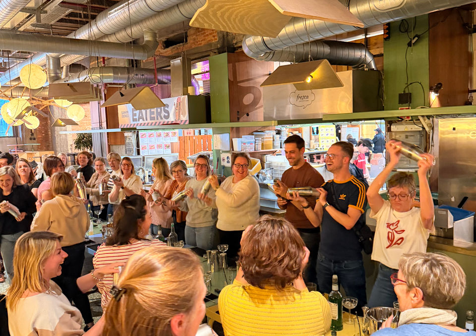 Interactive cocktail workshop in Brussels with participants learning mixology in a lively and social atmosphere – Boulevard du Cocktail