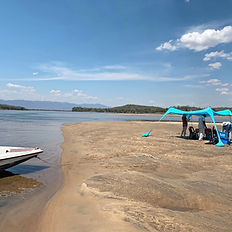 sandbank lunch at lower zambezi