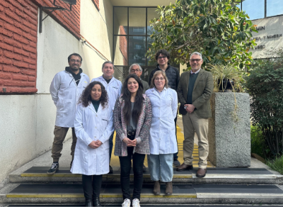 El profesor Hans Kauffmann, coordinador del convenio por SERNAGEOMIN junto al equipo de expertos de su laboratorio: Marco Suárez, Juan Justamente, Oscar López, Andrés Corral, Loreto Morales, Angelina Bustos y Claudia Hurtado.