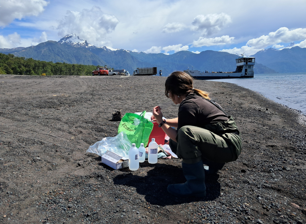 Equipo del Laboratorio Toxinas Marinas durante una de las visitas al Lago Llanquihue para la toma de muestras de agua.