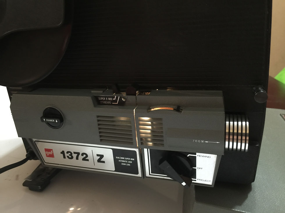 Thumbnail: proyector y camaras antiguas