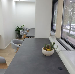 Poste de travail ergonomique avec gestion du courrier, services inclus dans l'offre de bureau virtuel Yelomex à Bruxelles