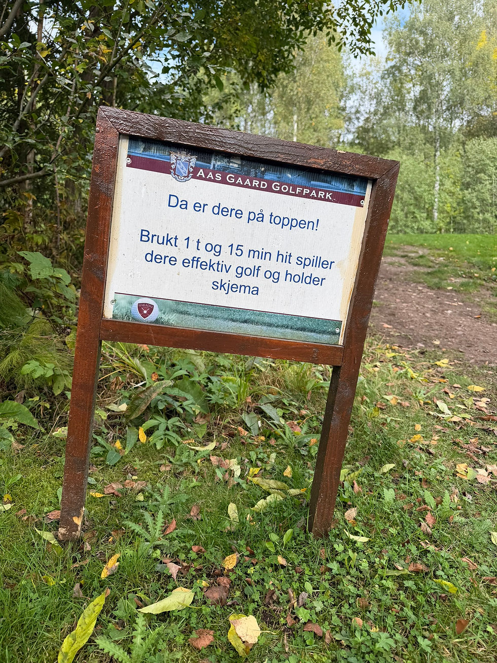 Når det står et skilt som dette skjønner du at banen er litt kuppert