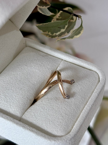 Diamond Kiss – Open Crossover Ring | Pawn On Puckle