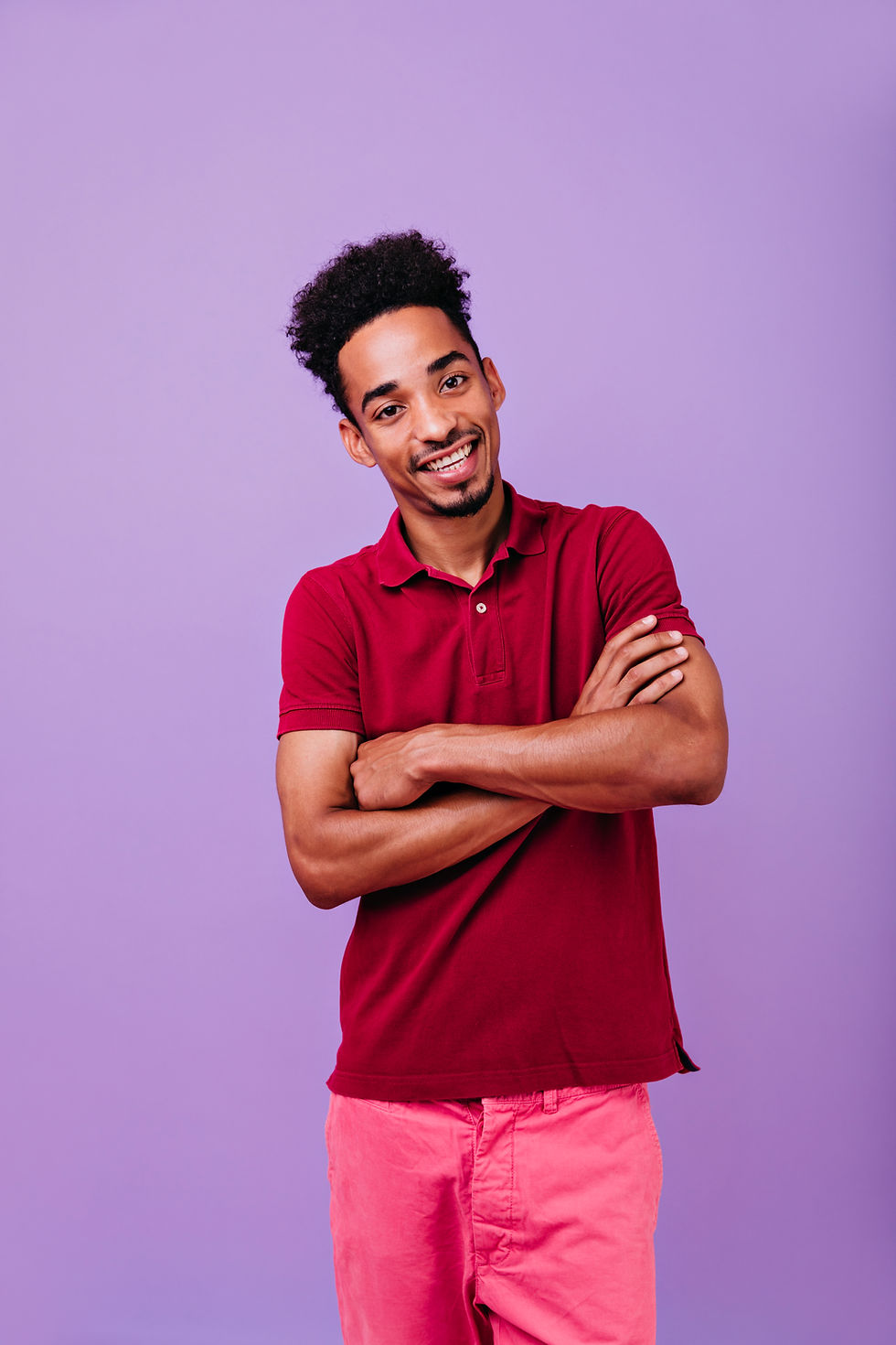 excited-stylish-boy-posing-with-arms-crossed-indoor-photo-enthusiastic-male-model-standing
