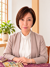 自然な腕でタロットを占う女性.png