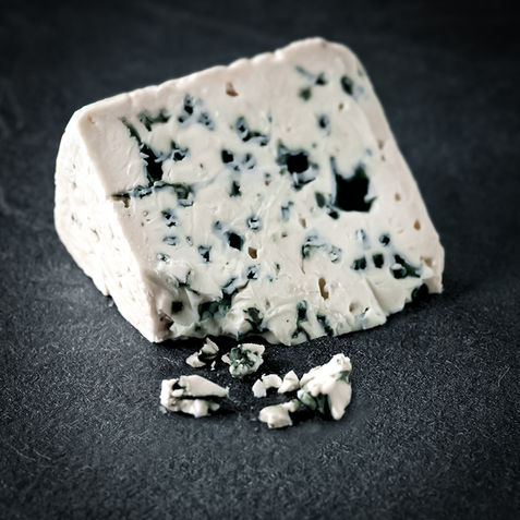 Photo d'un morceau de roquefort sur fond ardoise gris