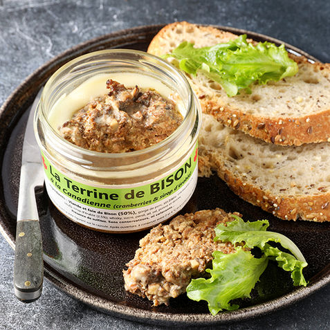 Ambiance culinaire d'un bocal de terrine de bison à la canadienne