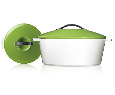 Photo de deux cocotte Revol avec couvercle vert sur fond blanc avec reflet