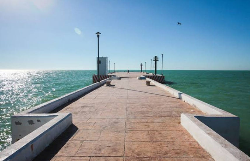 Vista panorámica del Malecón de Telchac Puerto con el mar azul y palmeras