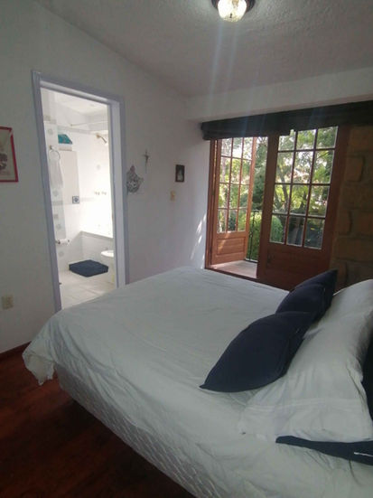 otro Angulo de la recamara principal de la casa de bosques del lago