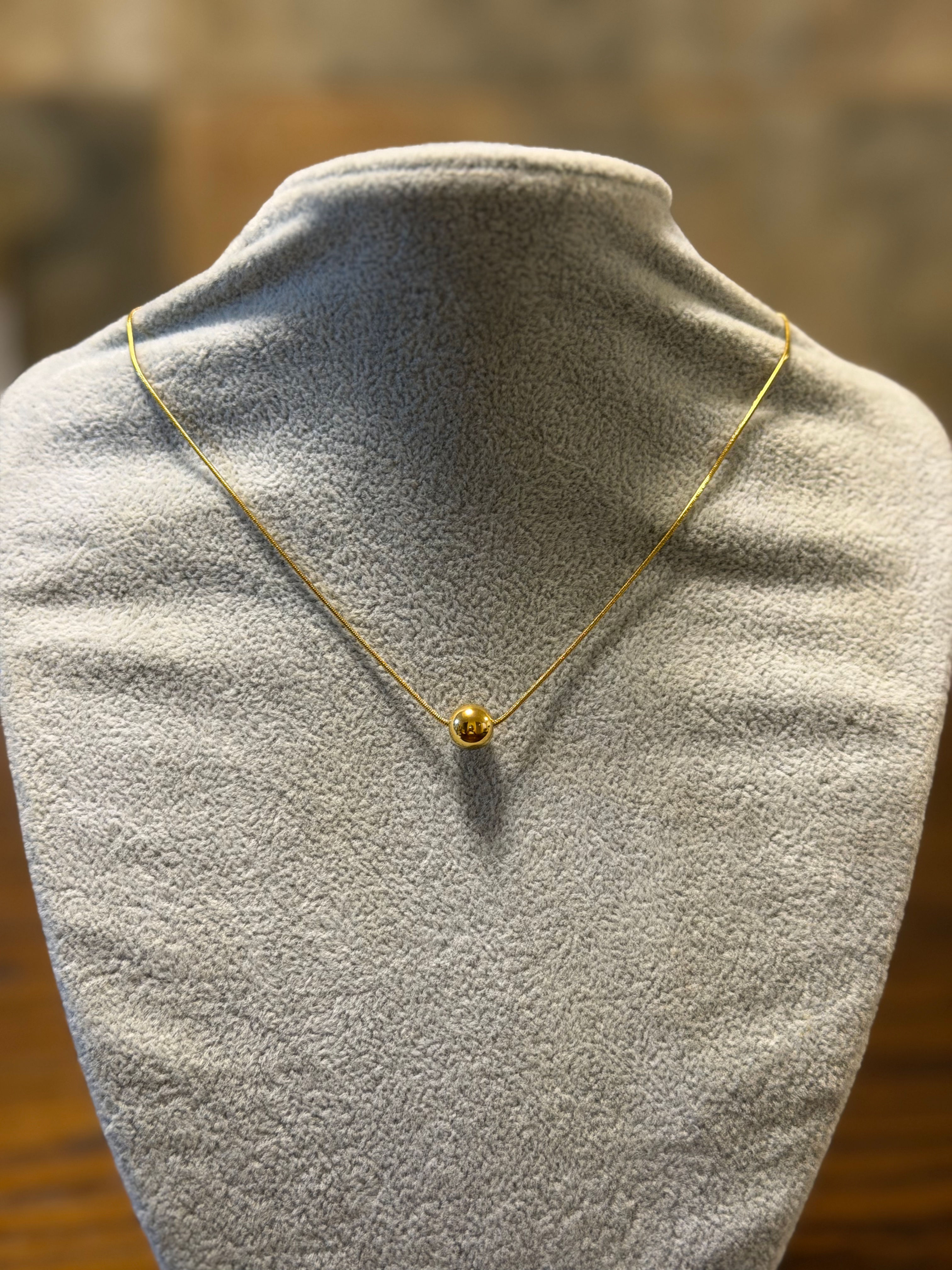 Collar esfera dorada