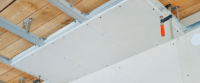 Installazione lastra di controsoffitto