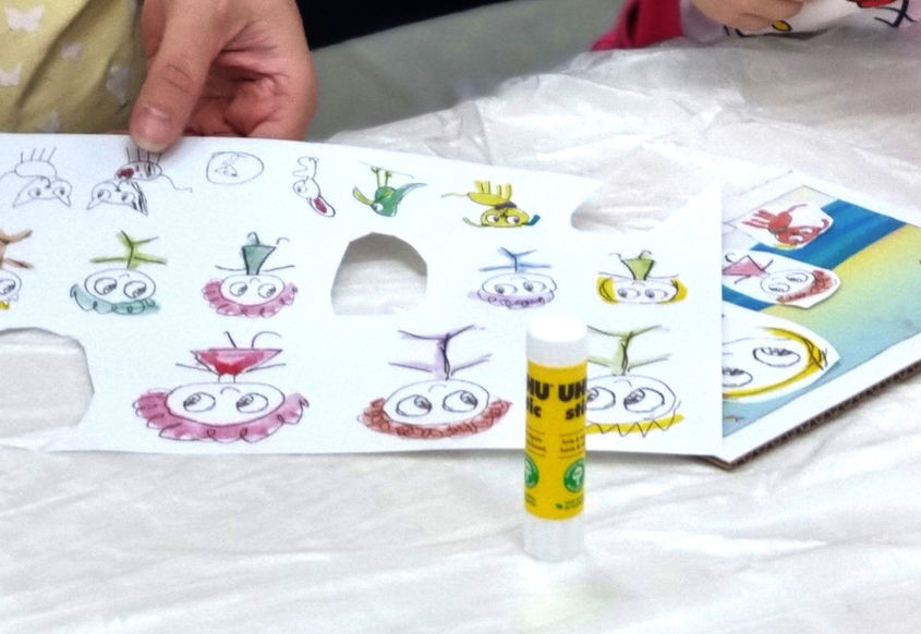 פעילות יצירה ליום המשפחה, יצירת שלט לדלת, יצירת תמונת קיר של המשפחה שלי בהתאמה אישית, קובץ חינם להורדה, הורדה בחינם, לימור ברוק, המשפחה הייחודית שלי ספר ילדים, יום המשפחה, משפחה יחידנית לימור ברוק סוגים של משפחות, תרומת זרע, גל ברוק, אמהות ממליצות, סדנת יצירה לילדים, פעילות ליום המשפחה, יום המשפחה, המשפחה הייחודית שלי, משפחה יחידנית, ספר ילדים ליום המשפחה