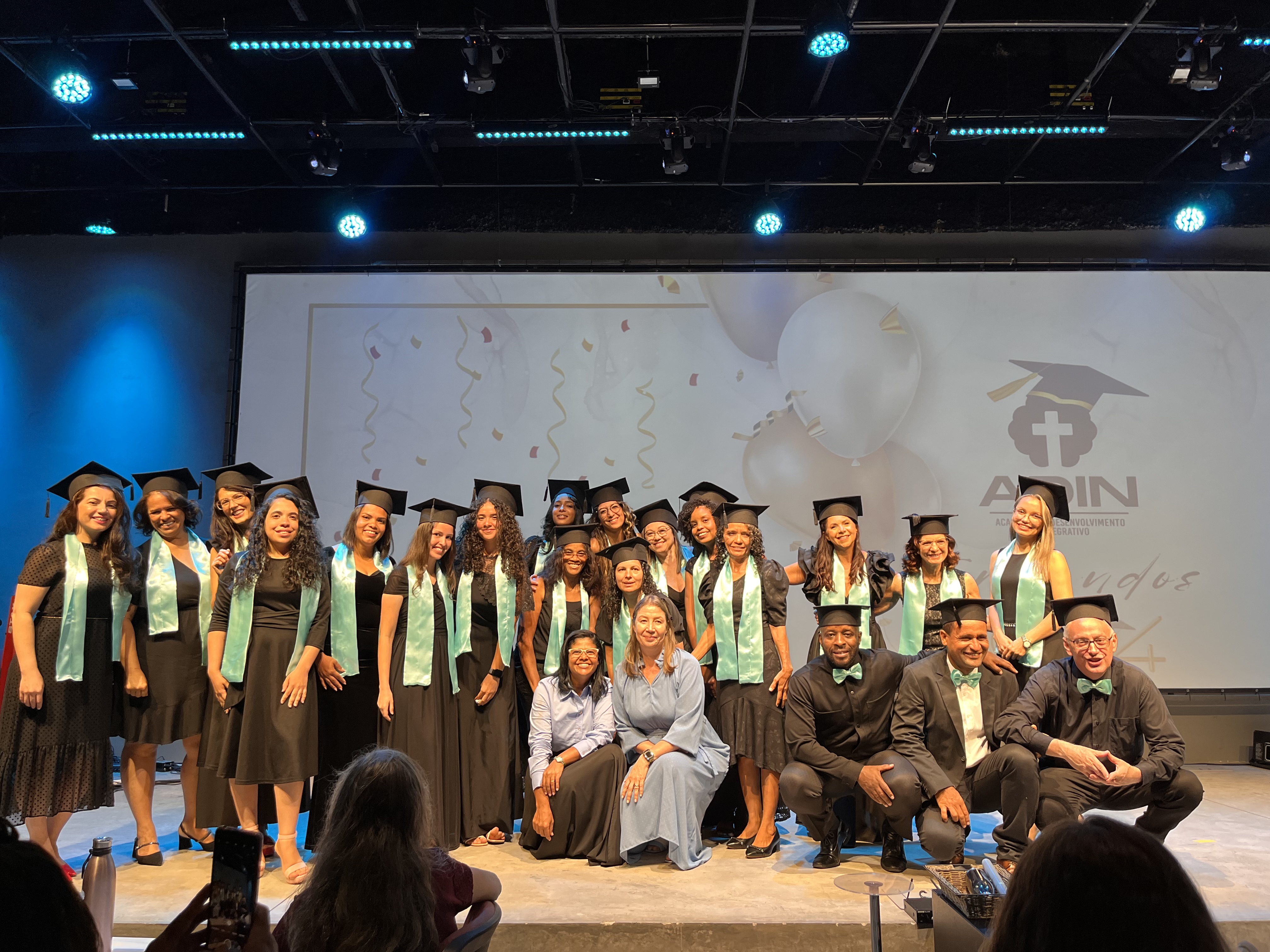 Alunos formados na pós-graduação em psicoterapia cristã celebrando conquista