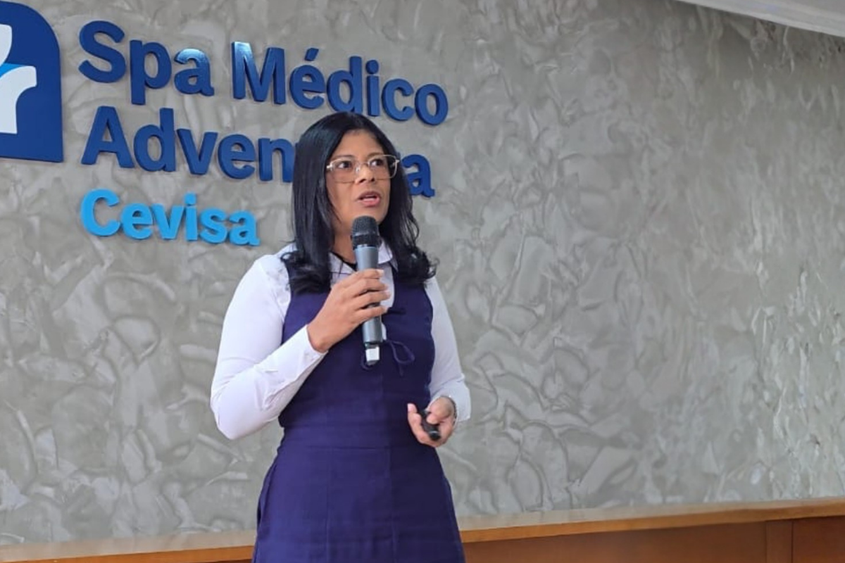 Andreia Tuller em palestra para público